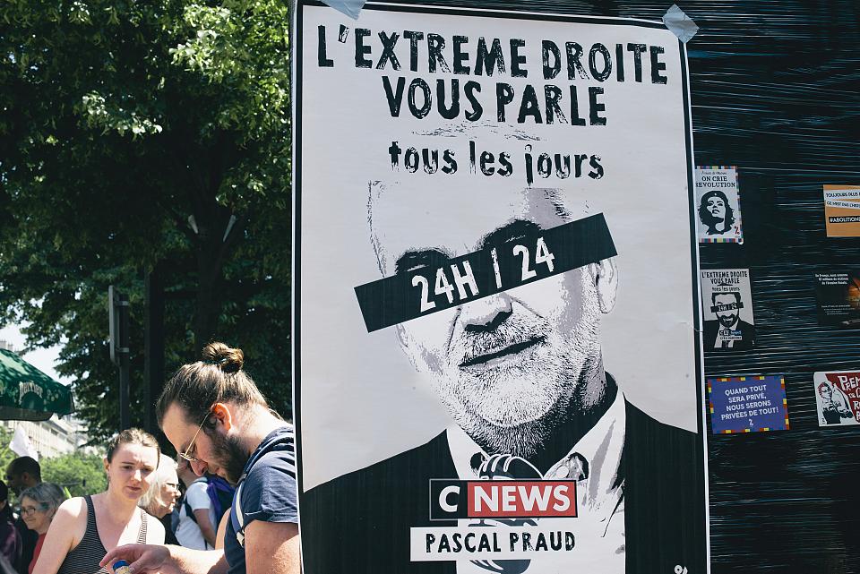 Une affiche avec la figure de Pascal Praud : sur Cnews "l'extrême droite vous parle tous les jour, 24h/24"