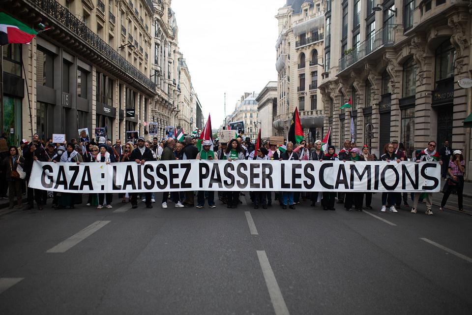 Des manifestants avec une banderole Gaza : laissez passer les camions.