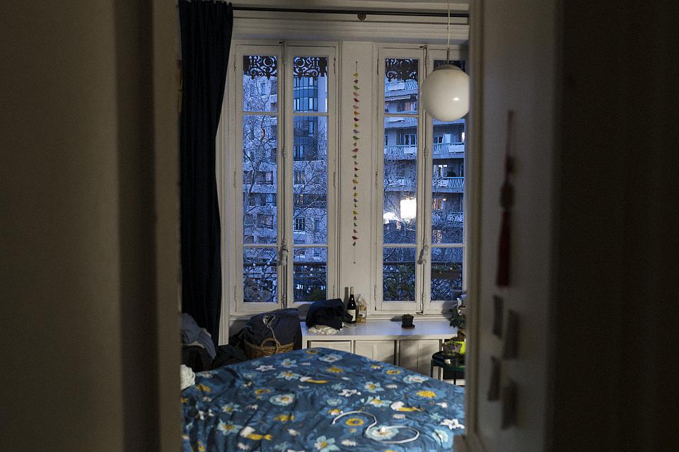 Vue sur l'intérieur d'un appartement exigüe. 