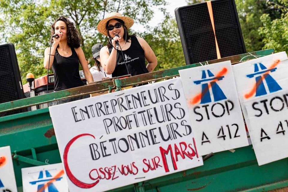 une pancarte stop A412 avec un cortège de vélos