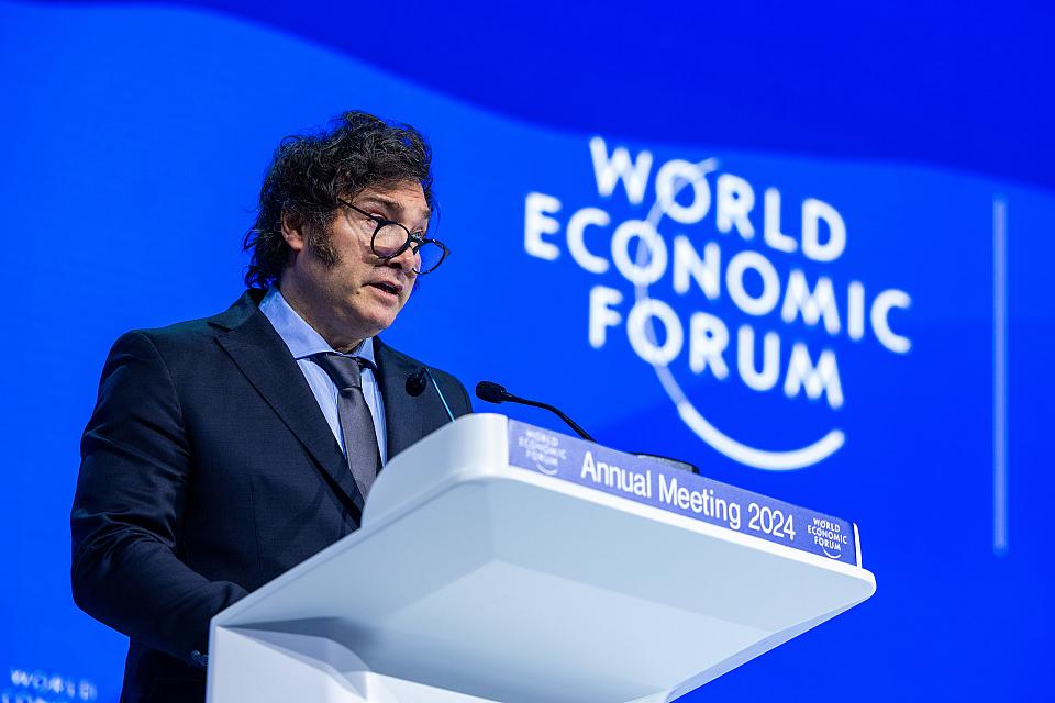 Javier Milei à un pupitre, dérrière lui l'inscription "Wolrd Economic Forum"