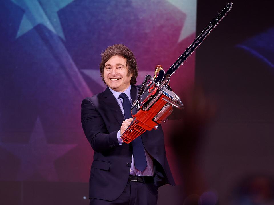 Javier Milei agite sa tromçonneuse