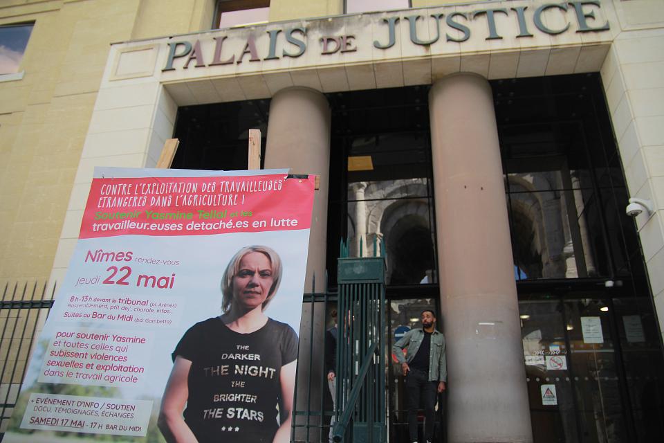 affiche de soutien à la lanceuse d'alerte Yasmine Tellal déployée devant le palais de justice de Nîmes