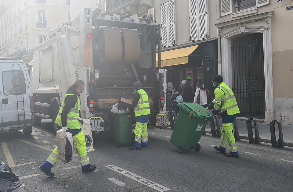 Intervention de la société privée Sepur pour retirer les déchets à la suite de la grève des éboueurs de la ville de Parisen 2023