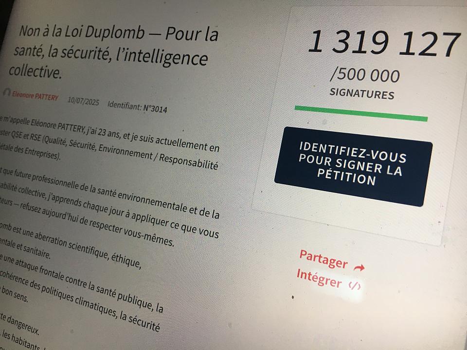 compteur et texte de la pétition contre la loi Duplomb sur le site de l'Assemblée nationale