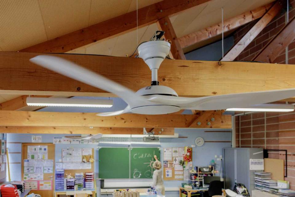un ventilateur de plafond dans une salle de classe