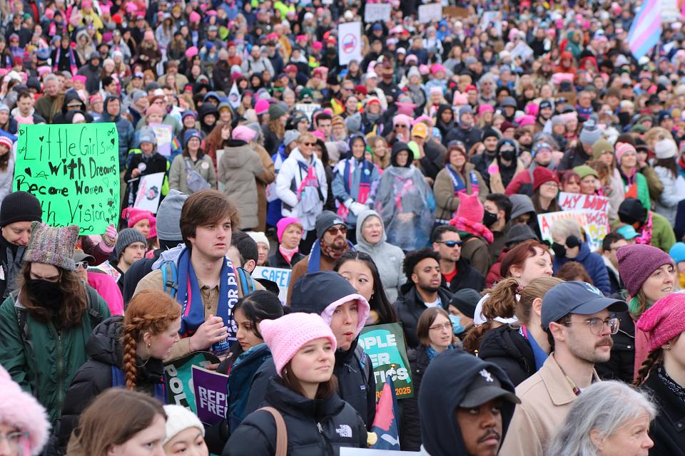 Une foule serrée manifeste. 