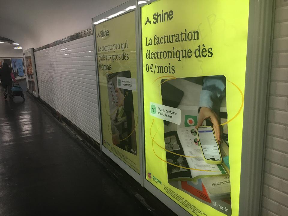 publicité dans le métro parisien d'une entreprise pour la facturation électronique