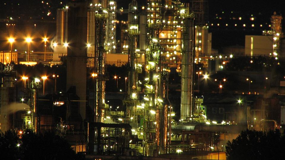 une raffinerie vue de nuit