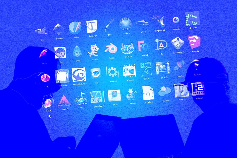 Deux hommes regardent des écrans d'ordinateur portable, ils sont vu de trois-quarts dos, sur un fonds bleu sur lequel on distingue des logos de dizaines de logiciels libres.