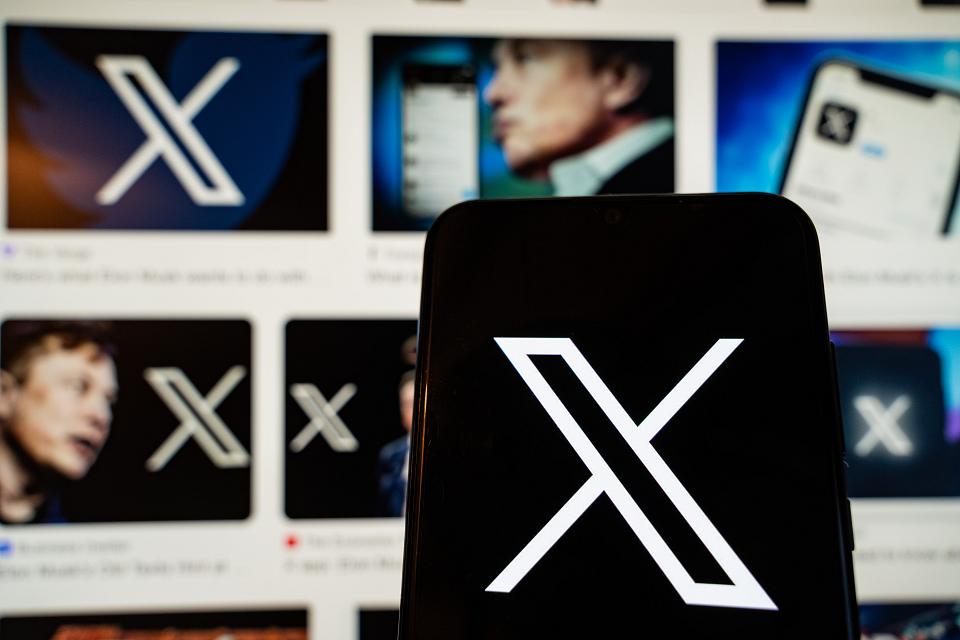 Photo de smartphone et d'écran avec l'affichage du réseau social X
