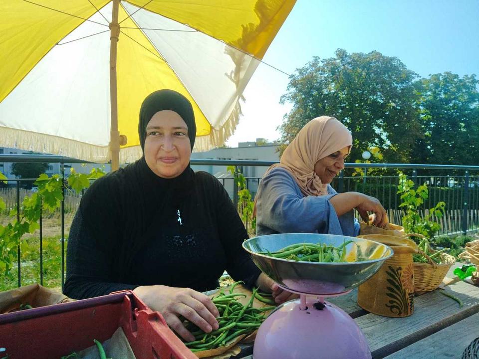 deux femmes vendent des haricots