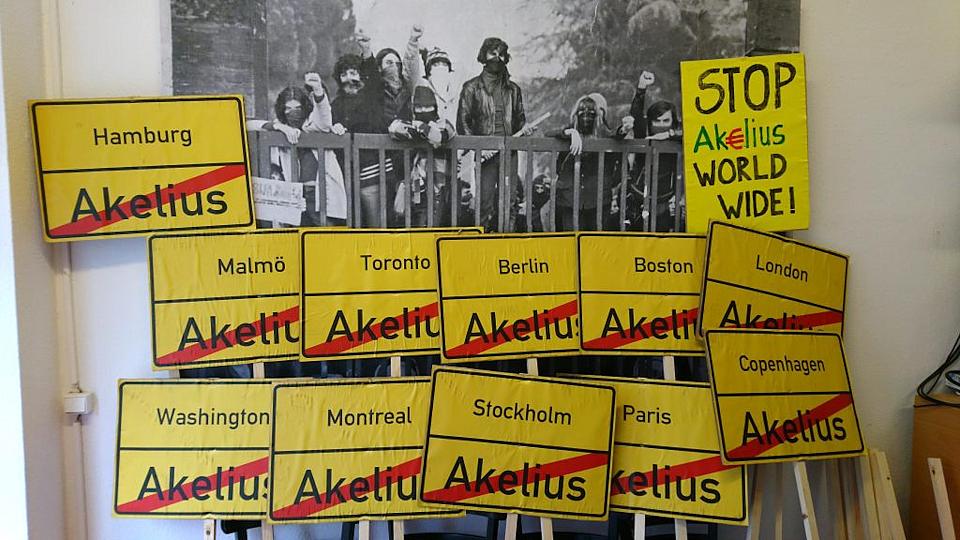 Des pancares jaunes avec des noms de villes et le mot Akelius barré.