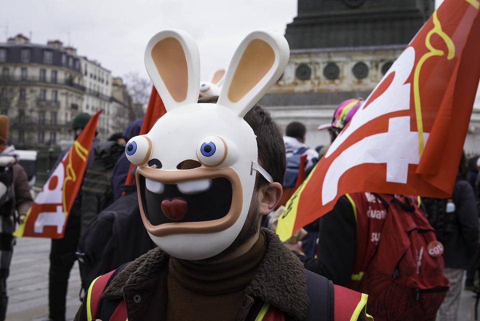Des salariés arborent des effigies des « lapins crétins », personnages créés par l'entreprise.