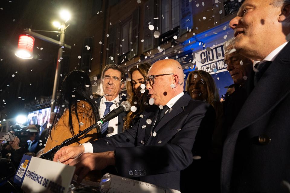 Eric Ciotti à une tribune devant ses sympathisants fêtant sa victoire