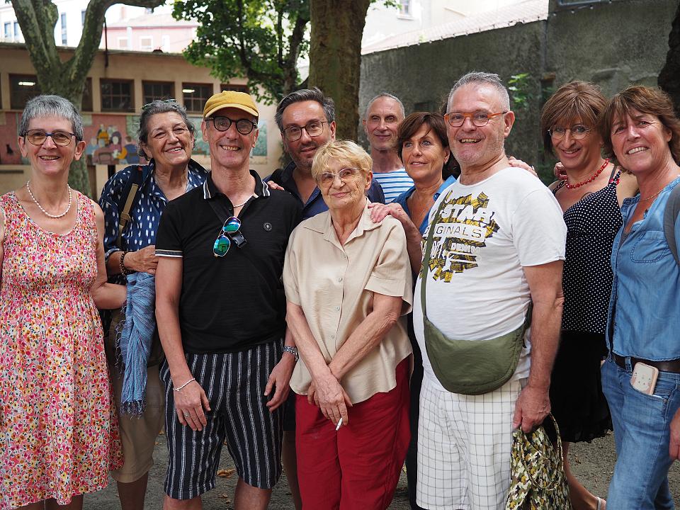 Un groupe de personnes souriantes regardent l'objectif 