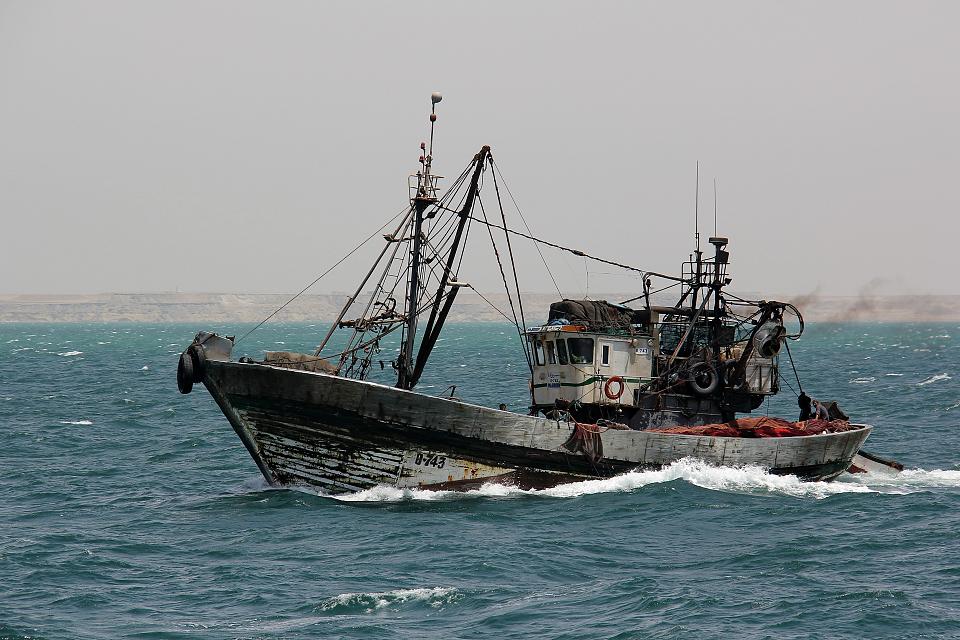 Un navire de pêche en mer.