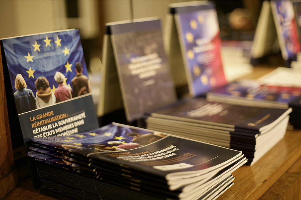 Des rapports posés sur une table