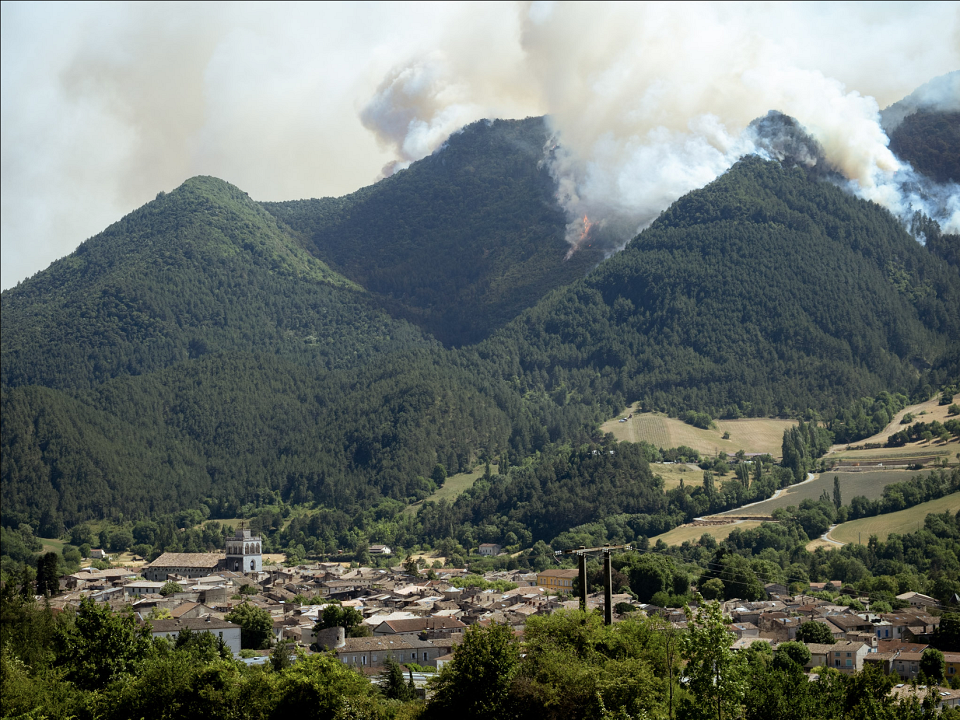 la ville de Die entourée par les flammes
