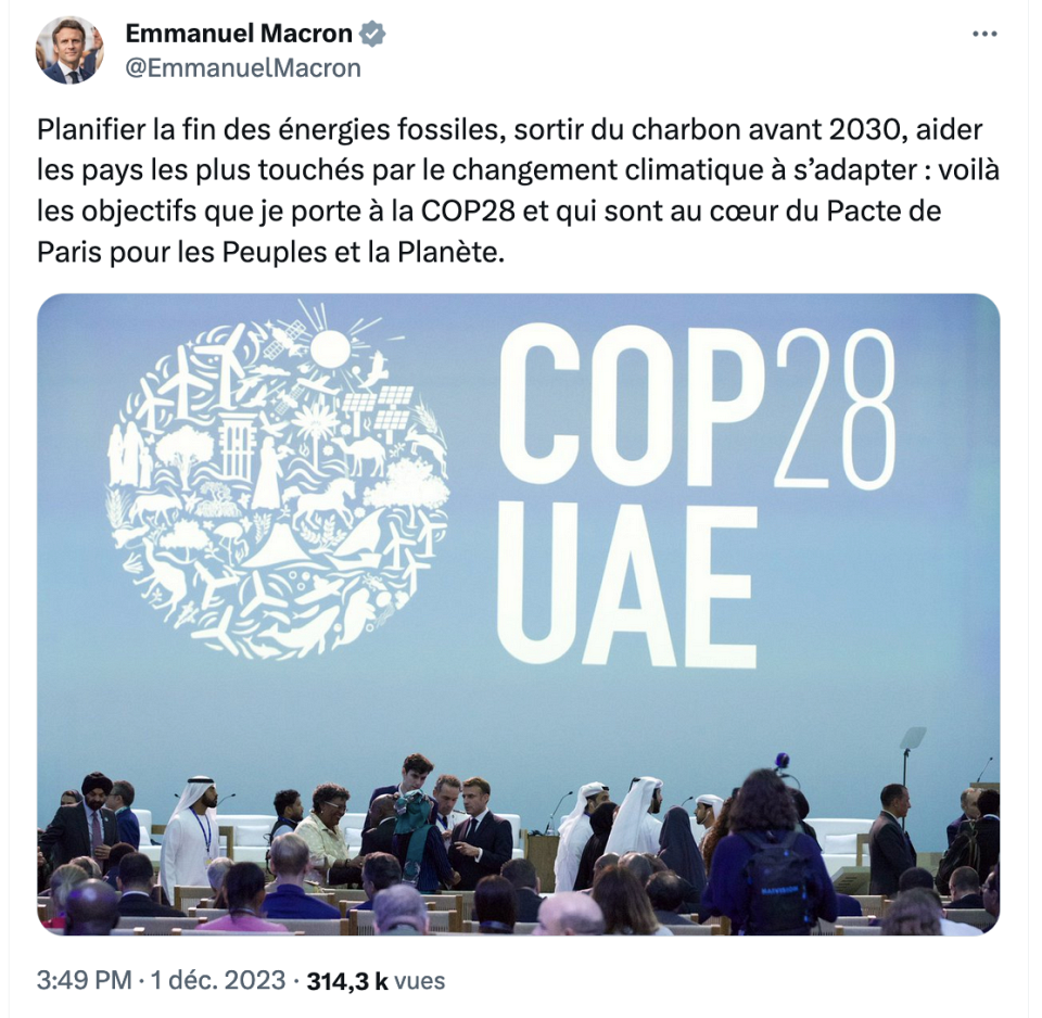 Capture d'écran d'un tweet d'Emmanuel Macron où il est écrit : Planifier la fin des énergies fossiles, sortir du charbon avant 2030, aider les pays les plus touchés par le changement climatique à s'adapter : voilà les objectifs que je porte à la COP28 et qui sont au cœur du Pacte de Paris pour les Peuples et la Planète.