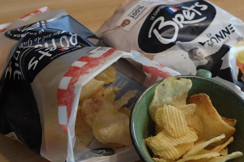 Deux paquets de chips sous la marque Brets