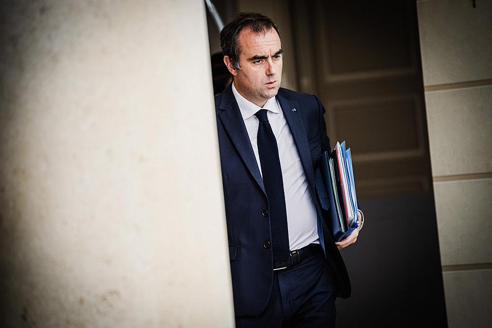 Portrait du Premier Ministre Sebastien Lecornu qui traverse le vestibule d honneur avec des dossiers sous le bras à la sortie du Conseil des ministres au Palais Présidentiel de l'Elysée a Paris, France le 10 Septembre 2026.