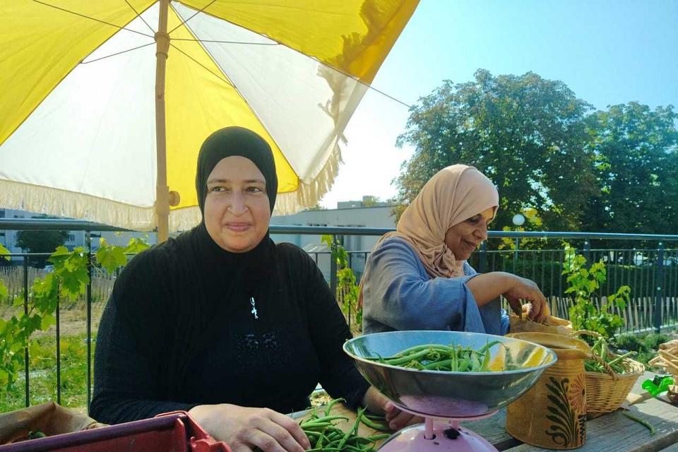 deux femmes vendent des haricots