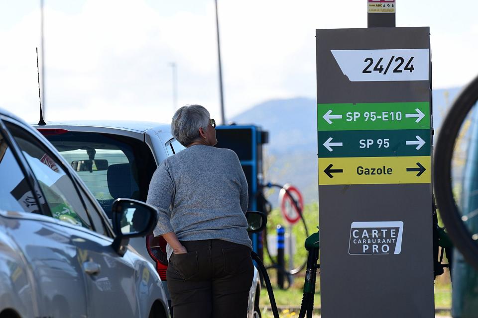 Une personne prend du carburant pour son véhicule lors d'une période d'inflation dans une station essence du Groupe Carrefour durant des vacances scolaires. 