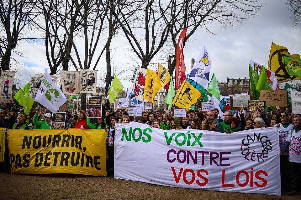 des banderoles "nourrir pas détruire" et "nos voix contre vos lois"