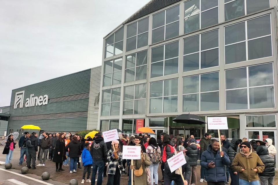 Rassemblement de salariés devant le magasin Alinea à Aubagne le samedi 14 février 2026