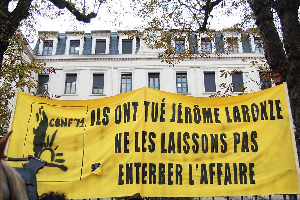 une banderole jaune "ils ont tué Jérôme Laronze, ne les laissons pas enterrer l'affaire" avec le logo de la Confédération paysanne de Saône et Loire, déployée devant le bâtiment de la préfecture de Mâcon.