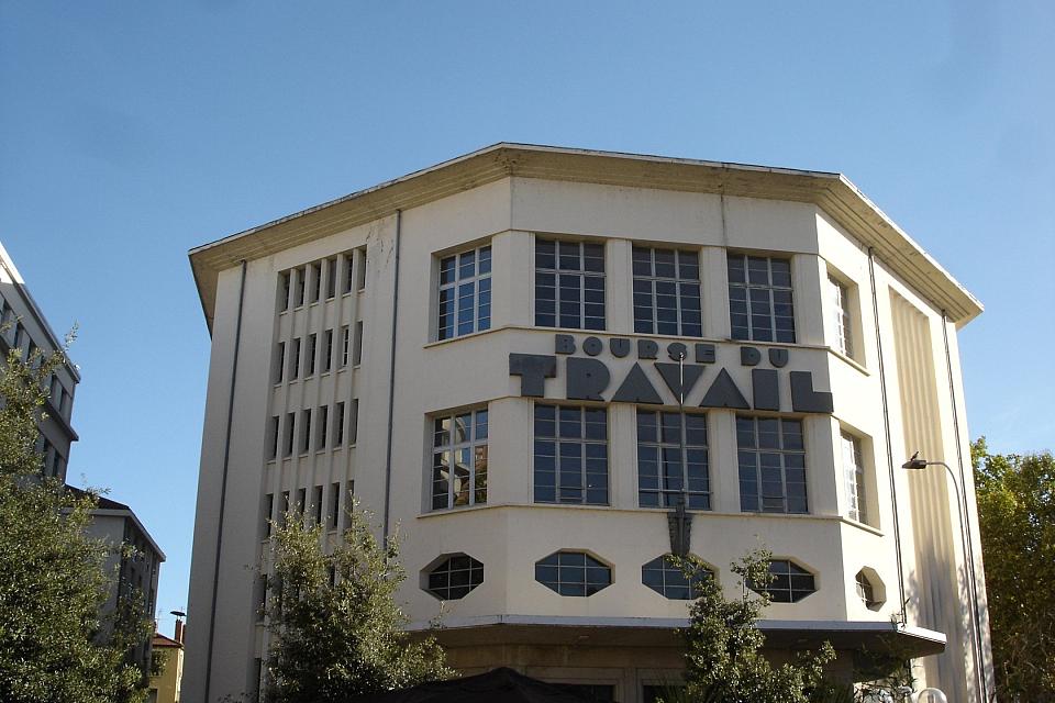 La façade de la Bourse du travail de Lyon.