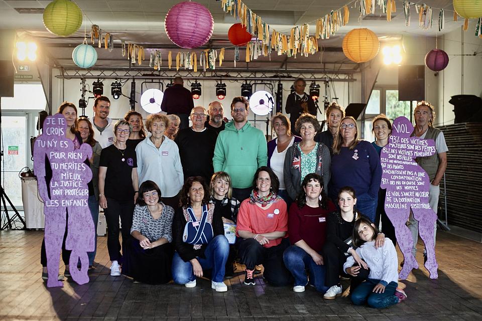 Un groupe de femmes qui posent pour la photo.