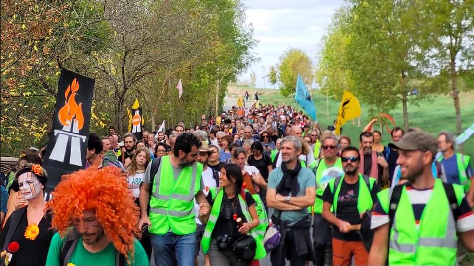 Une manifestation sur une route.