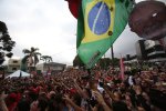 Les milliers de personnes venues accueillir Lula à sa sortie de prison le (...)