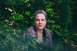 Portrait de Lucie Castets dans un parc