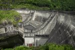 Vue sur un barrage en béton.