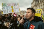 Olivier Besancenot s'exprimant devant des manifestants.
