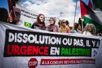 Une banderole avec le slogan : « Dissolution ou pas, il y a urgence en Palestine, stop a la censure des voix palestiniennes »