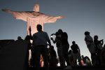 Le corcovado et des touristes dans la pénombre