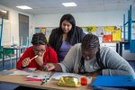 une femme avec deux adolescentes dans un collège