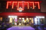 façade du Hard Rock Café de nuit, l'enseigne rouge est allumée