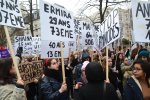 Une manifestation des femmes avec des pancartes 