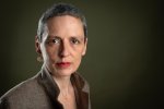 une femme aux chveux courts regarde l'objectif