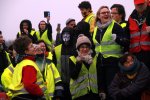 de nombreuses femmes arborent des gilets jaunes