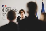 une femme avec des lunettes, Annie Genevard, parle au nom du ministère de l'agriculture, de l'agroalimentaire et de la souveraineté alimentaire devant des gens