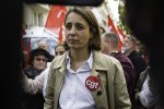 Sophie Binet, secrétaire générale de la CGT est vêtue d'une chemise blanche, une veste grise et port un badge CGT.