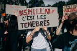 Une personne tient une pancarte 