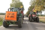 des tracteurs brandissent des banderoles 