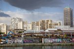 Vue sur Paris, des immeubles en fond, le canal au premier plan. 